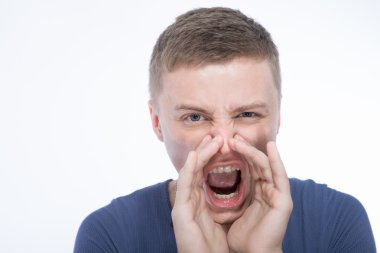 genç adam bağırıyor