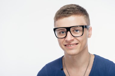 gözlük gülümseyen adam