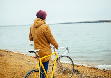 adam kıyıya yakın bir bisiklet ile