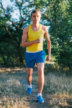 kırsal bir yolda koşan adam