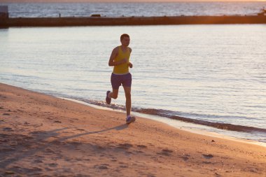 Kumsalda koşan adam