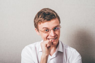  adam onun tırnak ısırıkları