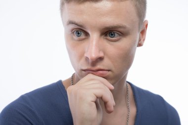 düşünceli delikanlı 