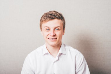 Genç adam gülümsüyor 