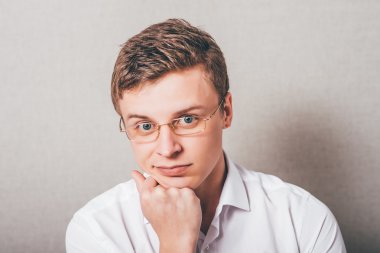 Genç adam düşünüyor.