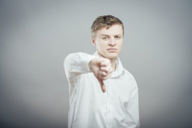 başparmak aşağı gösteren adam 