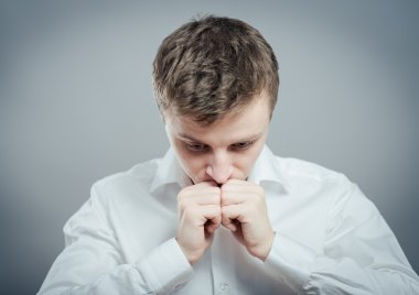 Genç adam düşünüyor. 