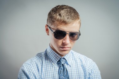 güneş gözlüğü ile cazip iş adamı 