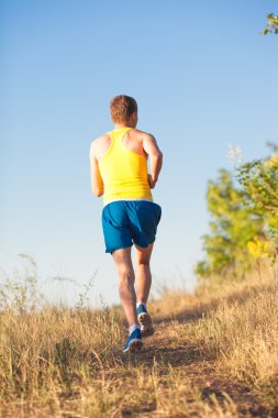 kırsal bir yolda koşan adam 