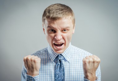 yakışıklı adam kutluyor