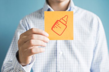 Kağıt üstünde bebek şişe kutsal kişilerin resmi