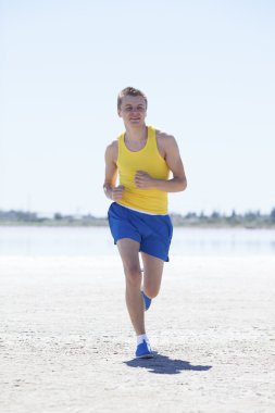Kumsalda koşan adam
