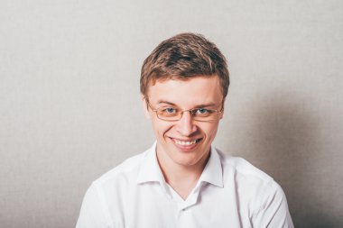  Gözlüklü gülen adam