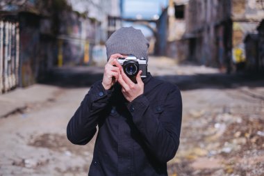 Retro kameralı adam. 