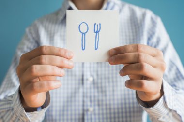 Kağıt üstünde çatal ve kaşık kutsal kişilerin resmi