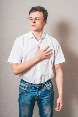 Adam elini göğsüne tutarak