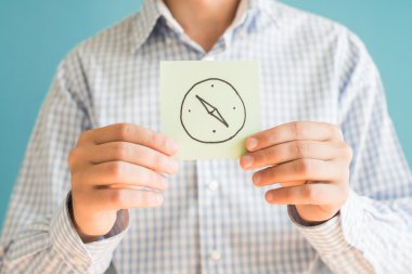 kağıt üzerinde pusula simgesini