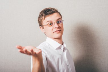  adam bir şeyler gösteriyor