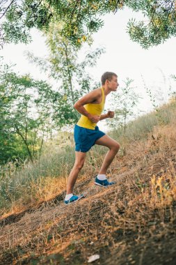 kırsal bir yolda koşan adam