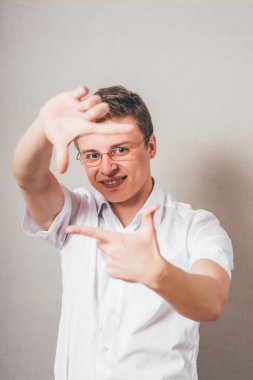 çerçeve hareketi yapan erkek 