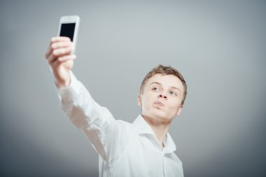  Adam özçekim yapıyor. 