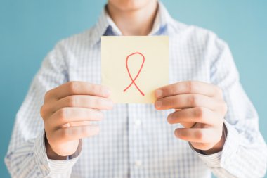  AIDS bilinçlendirme kırmızı kurdele simgesi