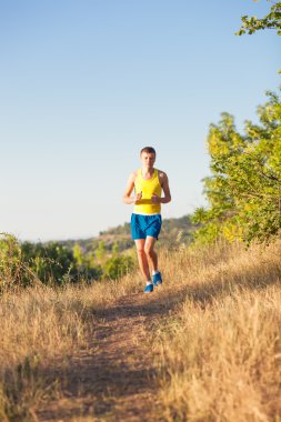 kırsal bir yolda koşan adam 