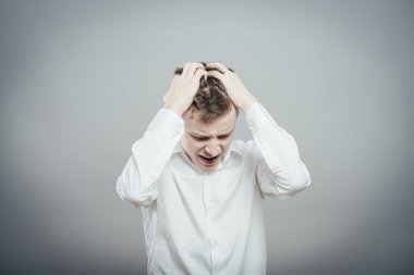 genç adam çığlık