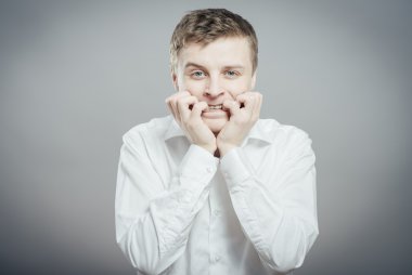  Tırnaklarını nibbling adam