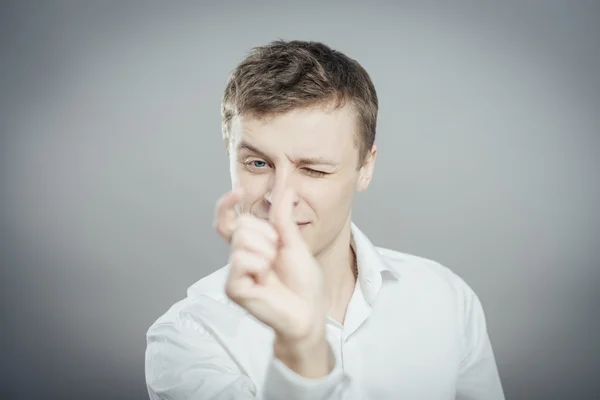 Mann zeigt ein wenig Größe — Stockfoto