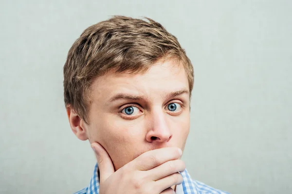 Homme fermé sa bouche — Photo