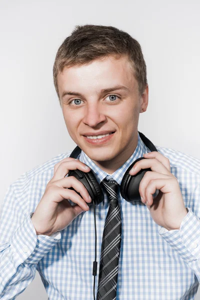 Hombre joven con auriculares —  Fotos de Stock