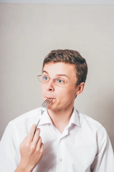 Homem comendo com um garfo — Fotografia de Stock