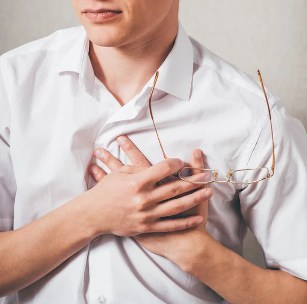 Hombre puso sus manos en su pecho — Foto de Stock