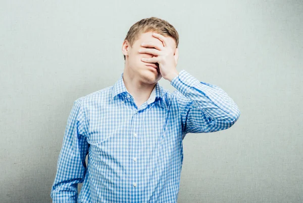 Empresario cubriéndose la cara — Foto de Stock