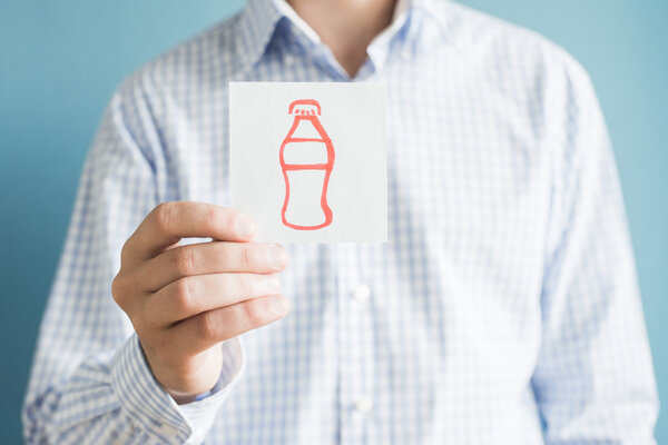 напиток в бутылке на бумаге
