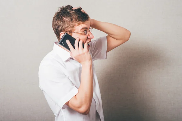 Uomo grida al telefono — Foto Stock