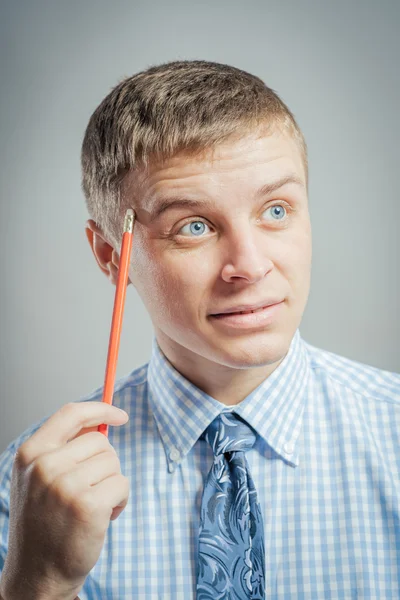 Чоловік тримає олівець — стокове фото