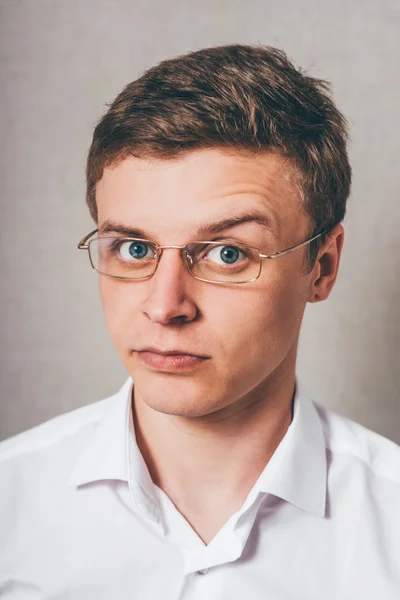 Junger Mann mit Brille — Stockfoto