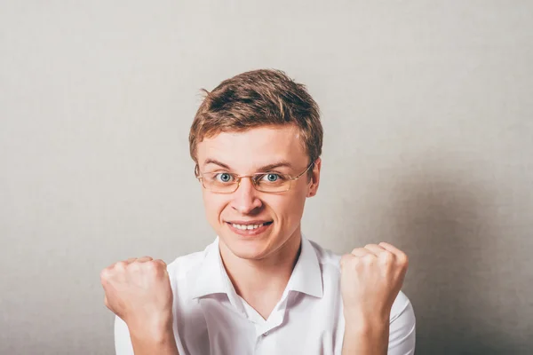 Mann zeigt den Sieg — Stockfoto