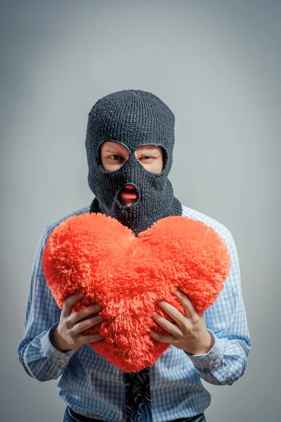 Hombre con corazón en la máscara —  Fotos de Stock