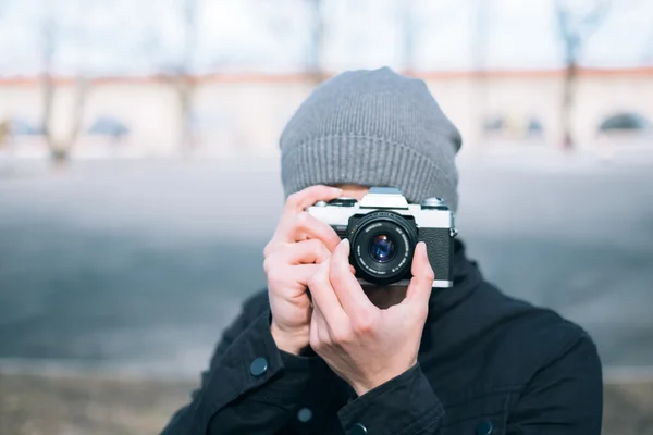 Männlicher Fotograf mit Kamera — Stockfoto