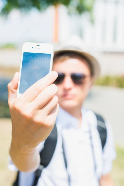 Reisender macht Selfie — Stockfoto