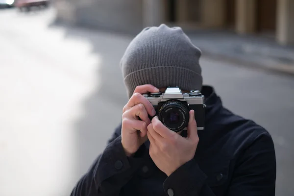 Αρσενικό φωτογράφος με μια φωτογραφική μηχανή — Φωτογραφία Αρχείου