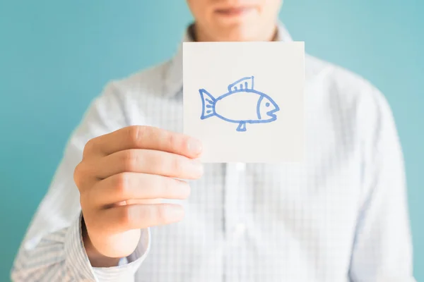 Рисование рыбы на бумаге — стоковое фото