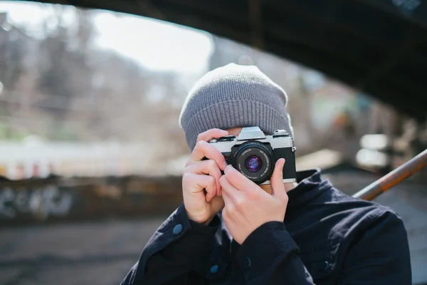 Man med retrokamera — Stockfoto