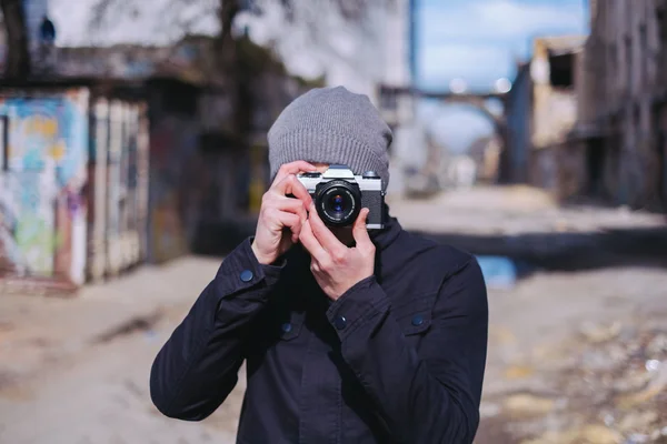 Человек с ретро камерой — стоковое фото