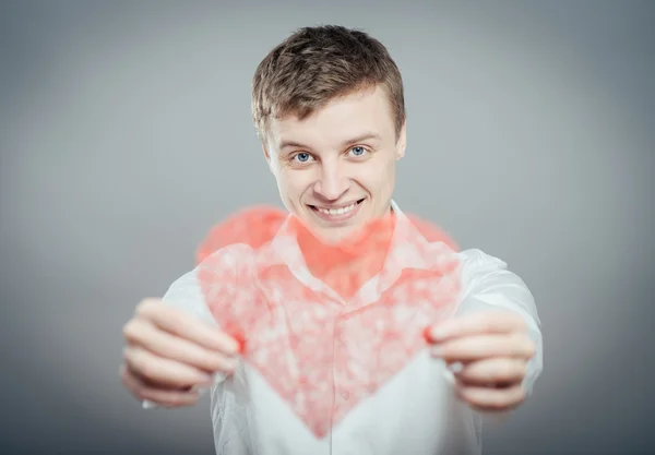 Hombre sosteniendo el corazón rojo —  Fotos de Stock