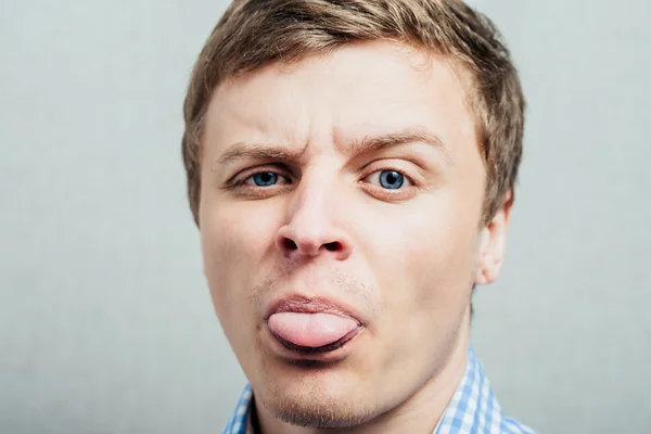 El hombre muestra la lengua — Foto de Stock