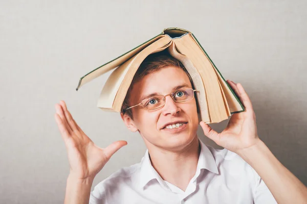 Hombre con un libro en la cabeza — Foto de Stock